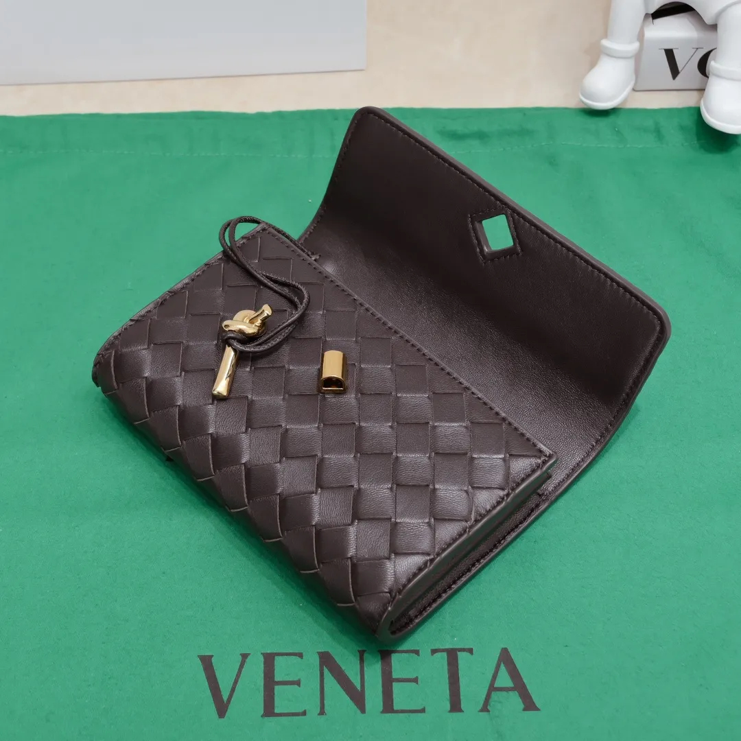 Batch 1160 BV Andiamo clutch wallet is super high-end🤎🤎How come the long clutch bag is so exquisite~ The braided style bag surface paired with all-copper hardware is really warm and high-end. The bag body is super light and can be grabbed easily! It can store a lot of small items and large mobile phones ~ very practical for daily use. Style number: 1504 Size: 19*11.5*3
